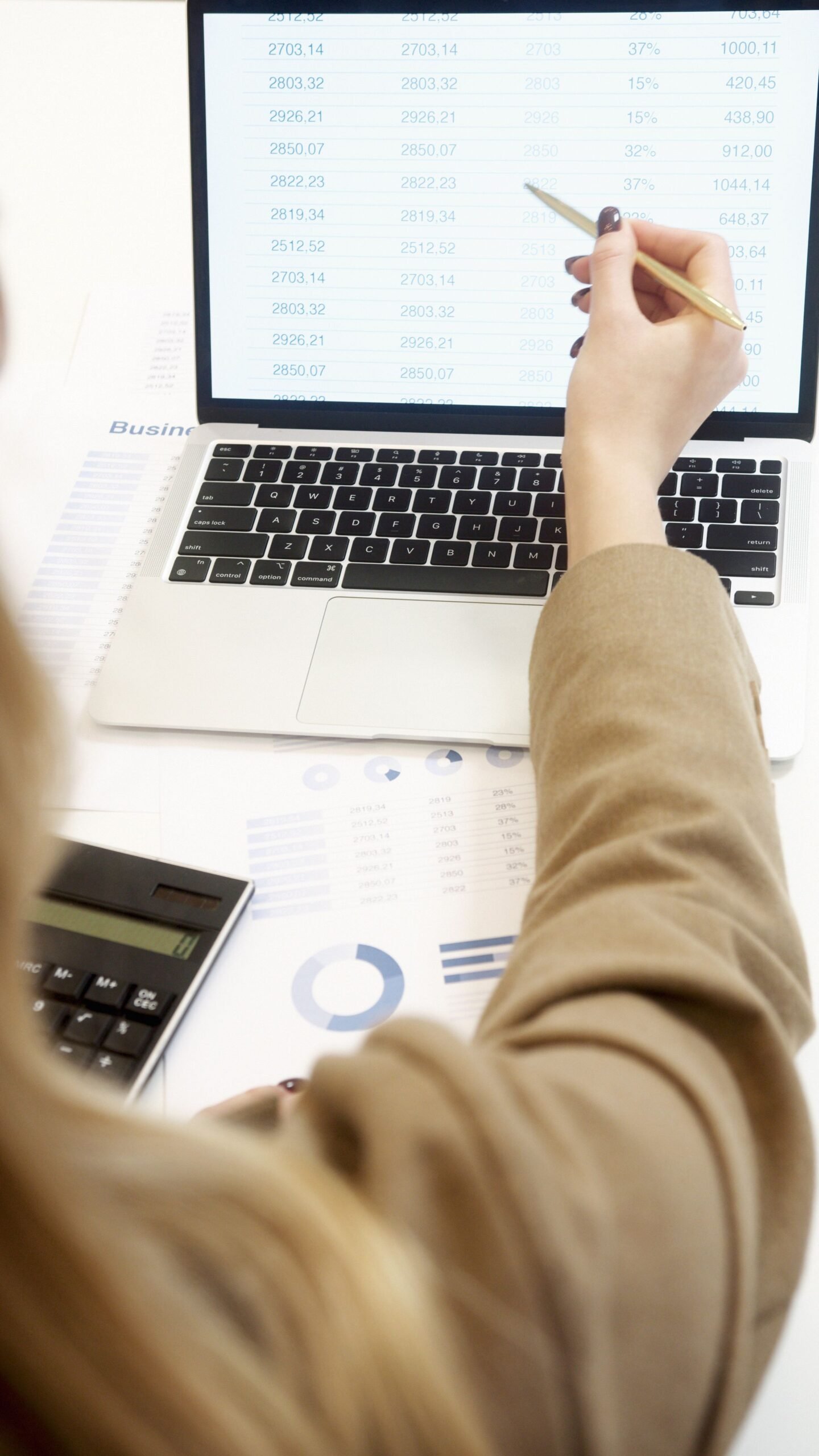 Persona revisando documentos con su gestoría online para autonomos