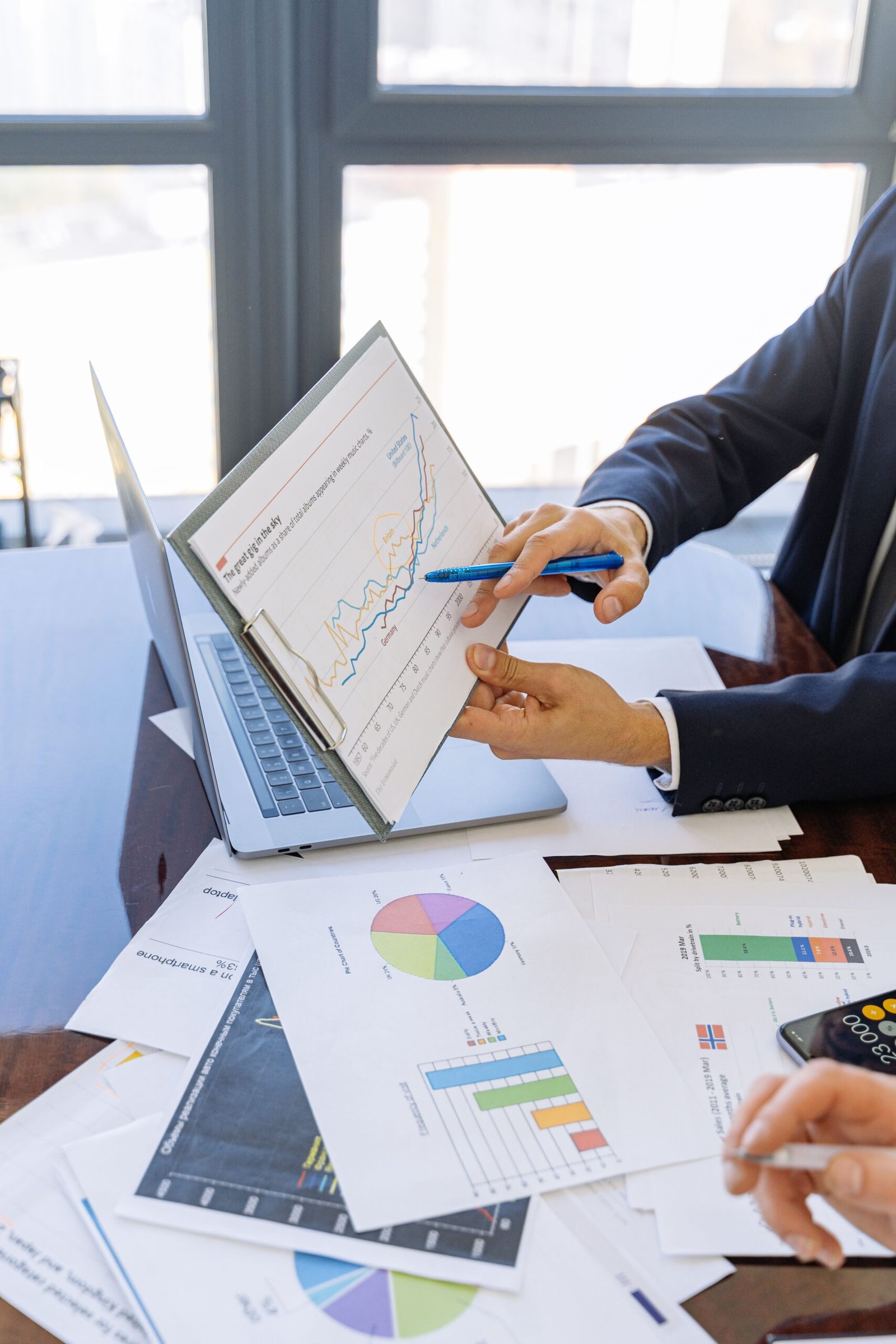 Persona en una asesoria fiscal para autonomos trabajando desde el ordenador