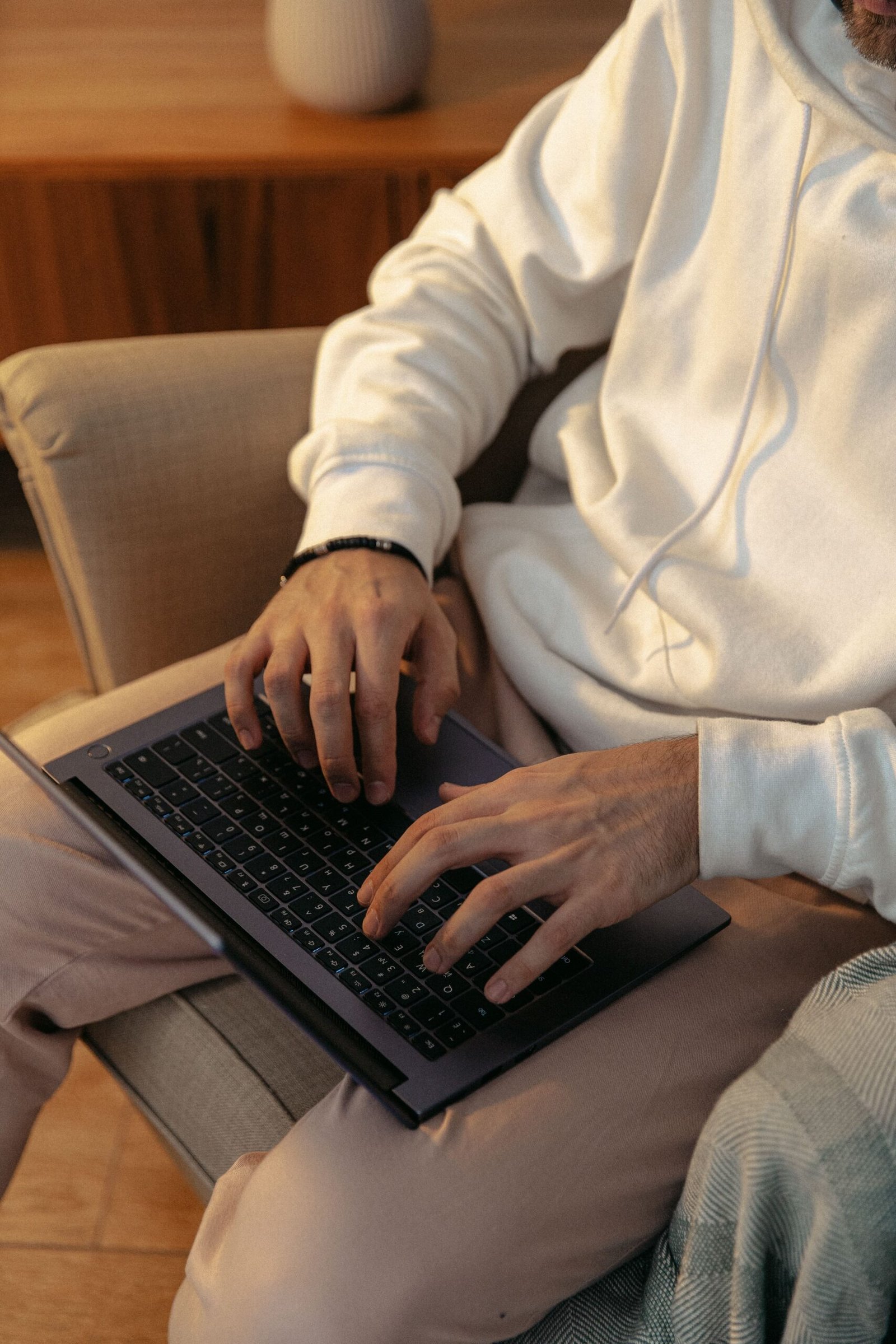 Persona intentando presentar el modelo 303 online en la sede electrónica de la Agencia Tributaria